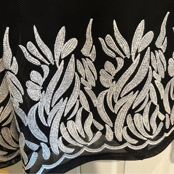 Black mesh with white flowers embroidered. size 12. Marching shoe black mesh - Picture 5 of 10